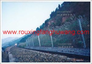 绿色怏然的山脚下安装着的RX-075型被动防护网