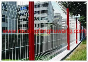 采用红色桃型柱安装的白色浸塑三角折弯公路护栏网