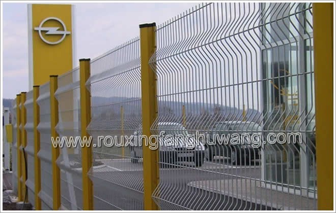 由黄色立柱安装的白色三角折弯高速公路护栏网