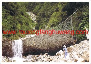 RXI-050型号环形防护网拦截住了从绿葱葱的山坡上流水冲下来的碎石