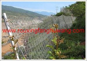 以RXI-050型号环形网、钢丝勾花网、钢柱为主体的被动防护网