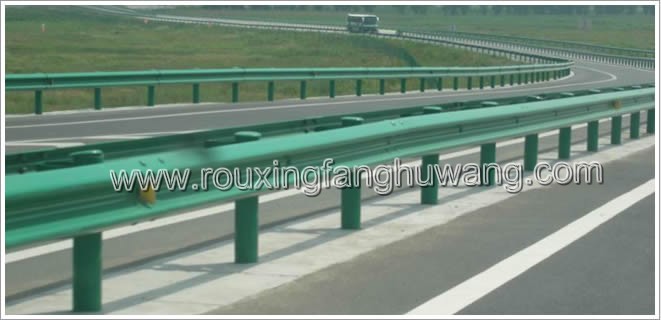 在高速公路两侧安装的绿色浸塑波形护栏板