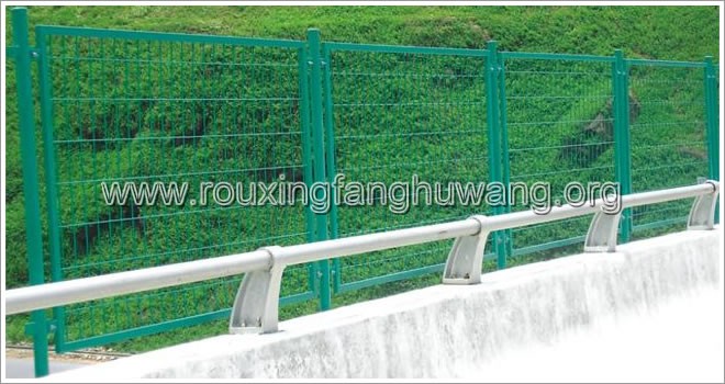 大桥的一侧安装着浸塑框架式桥梁护栏网