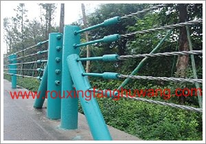 高速公路边上的由立柱、托架、缆索、卡具、锚具等组成缆索护栏