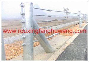 边坡脚下的绿化带和公路边的中间安装的绳索护栏网
