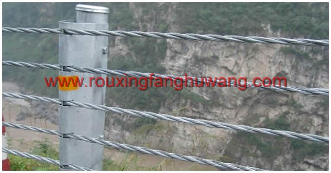 高高的上坡不远处的道路上安装的绳索护栏