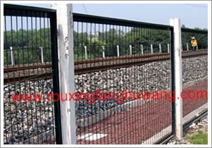 在铁路隧道的两旁安装着的框架式浸塑铁路护栏网