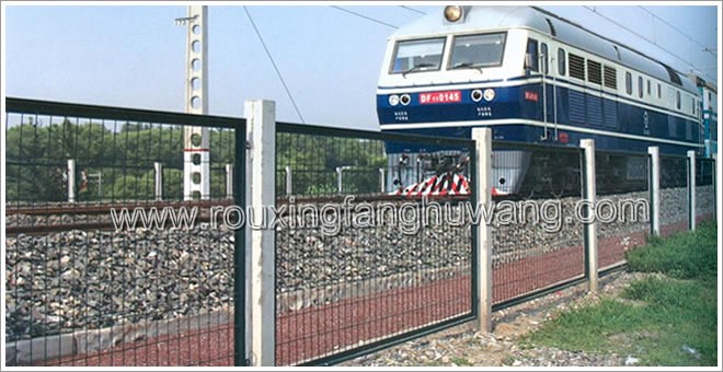 一辆火车正在两边安装着框架式铁路护栏网的隧道上行驶着